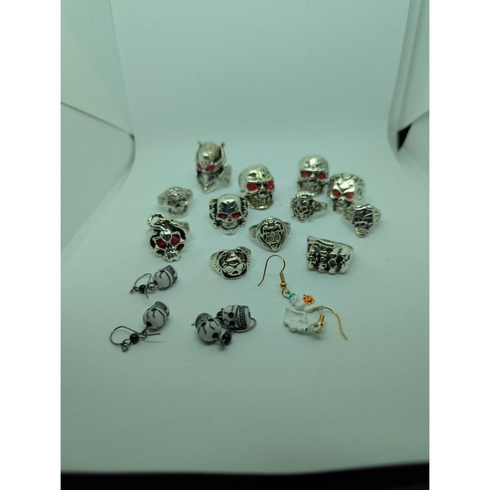 Lot of‎ Skull Rings & Earrings  Halloween Vibe